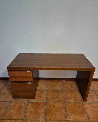 Scrivania in legno con cassetto e vano oggetti