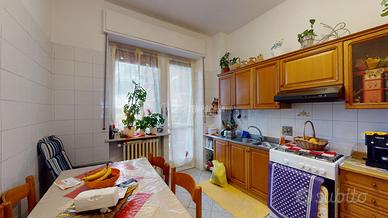 TRE LOCALI! BUONE CONDIZIONI! DOPPIA ESPOSIZIONE!