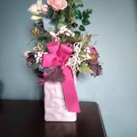 Vaso con fiori finti