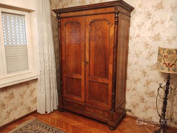 Armadio in legno a due ante e una cassettiera