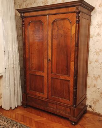 Armadio in legno a due ante e una cassettiera