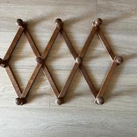 Attaccapanni estensibile da muro