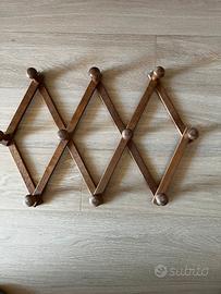 Attaccapanni estensibile da muro