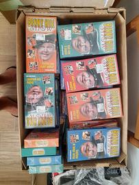 33 VHS diBenny Hill + libretti informativi