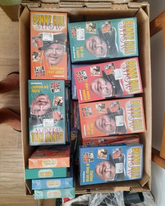 33 VHS diBenny Hill + libretti informativi