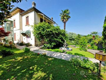 Immensa villa indipendente con giardino e bosco