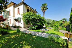 Immensa villa indipendente con giardino e bosco