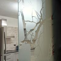 Porta scorrevole in vetro satinato decorato – mode