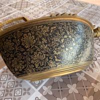 Vaso oblungo in ottone decorato