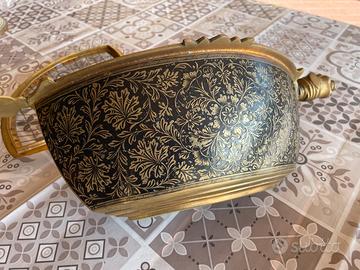 Vaso oblungo in ottone decorato