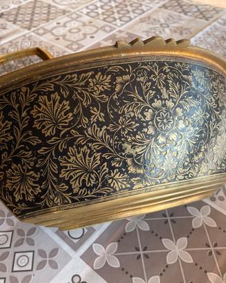 Vaso oblungo in ottone decorato