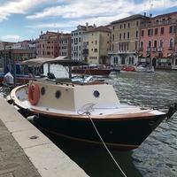 Barca a motore