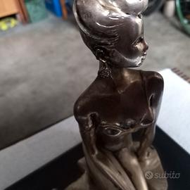 scultura di donna 