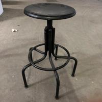 Sgabello in ferro regolabile