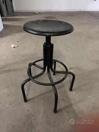 Sgabello in ferro regolabile