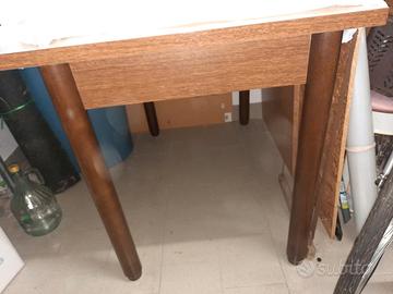 Tavolo allungabile con marmo