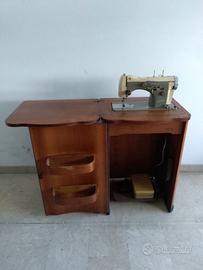 Mobiletto con macchina per cucire