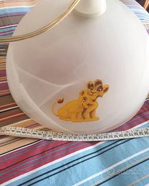 Lampadario a tema Re Leone in vetro bianco opaco