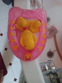 Barchetta e paperelle galleggianti