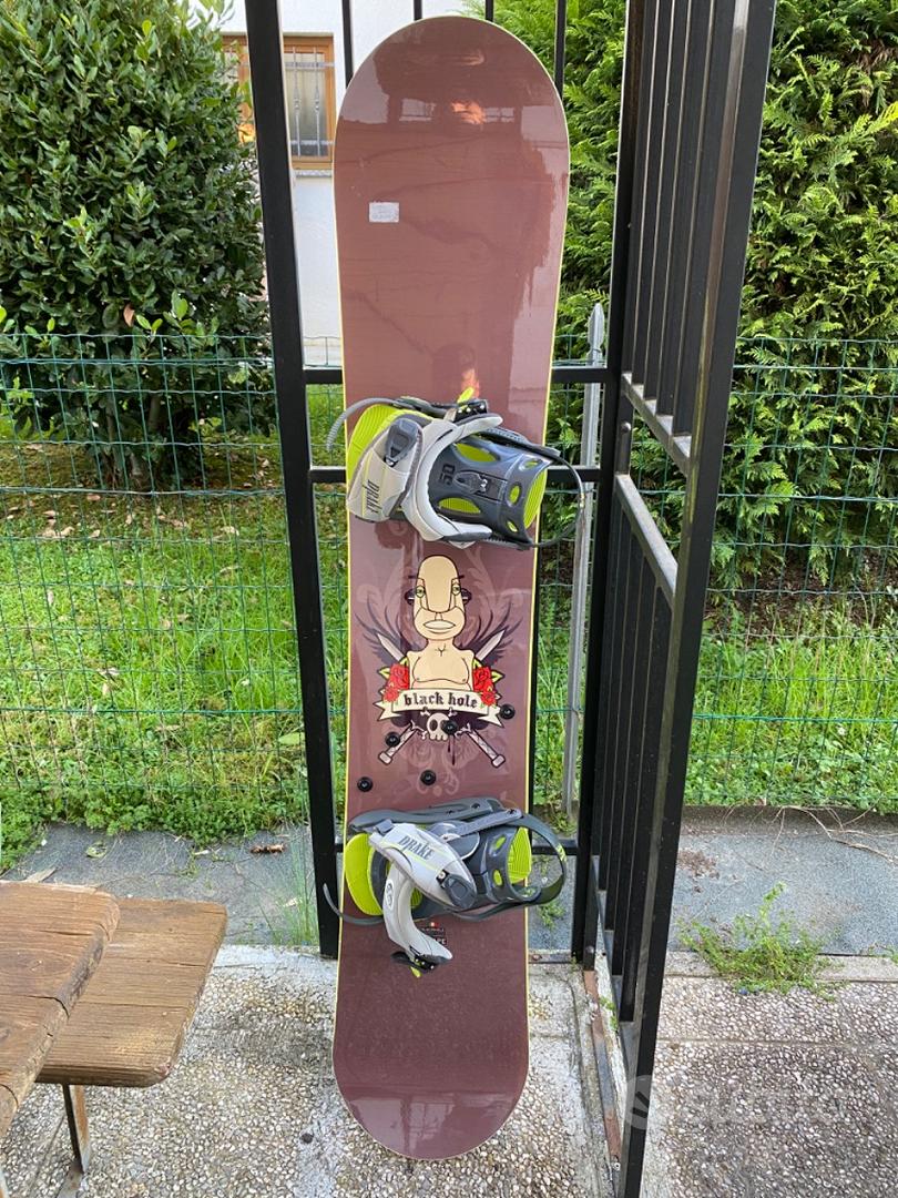 Snowboard Black Hole Sports In vendita a Udine