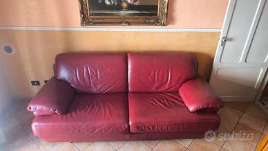 Divano in vera pelle di colore bordeaux 