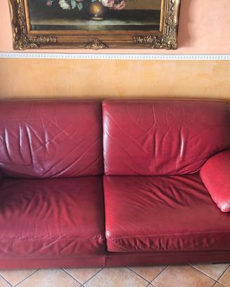 Divano in vera pelle di colore bordeaux 
