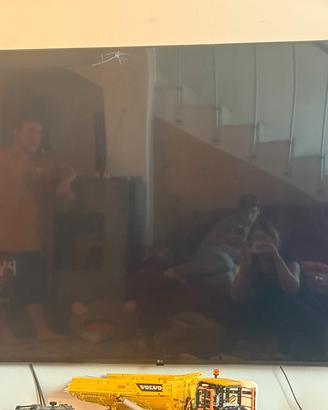 TV LG 75” con schermo danneggiato