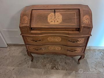 Mobile stile Maggiolini in legno con intarsi