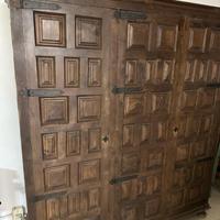 Armadio in stile spagnolo in legno massello