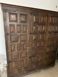 Armadio in stile spagnolo in legno massello