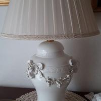 Lume in porcellana bianca con decori rupestri