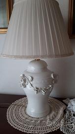 Lume in porcellana bianca con decori rupestri