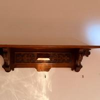 Coppia di mensole in legno intagliato stile classi