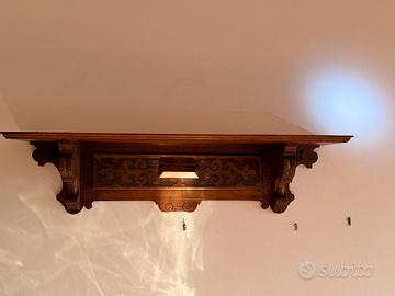 Coppia di mensole in legno intagliato stile classi