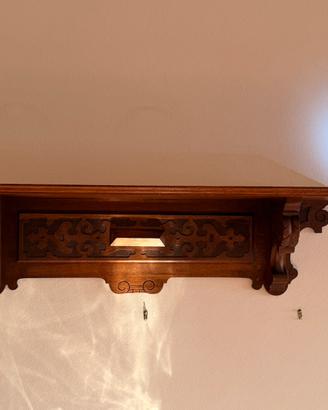 Coppia di mensole in legno intagliato stile classi