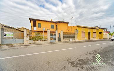 Semindipendente con terrazza e cortile