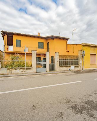 Semindipendente con terrazza e cortile