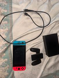 Nintendo switch con accessori e cavo HDMI