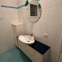 Mobiletto bagno, box doccia, lavandino, sanitari