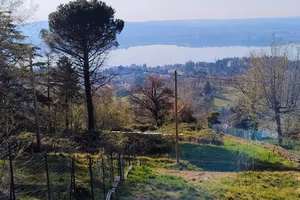 Terreno in collina con vista mozzafiato sui laghi
