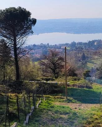Terreno in collina con vista mozzafiato sui laghi