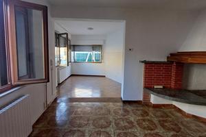 Trilocale parzialmente ristrutturato