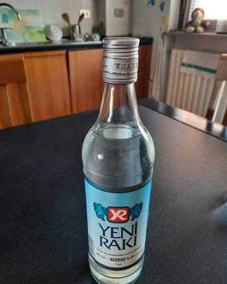 Ouzo YENI RAKI  anice Grecia.