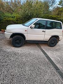 Nissan Terrano bianco