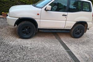 Nissan Terrano bianco