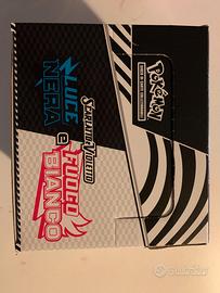 Pokémon Fuoco Bianco Luce Nera ETB Set Allenatore