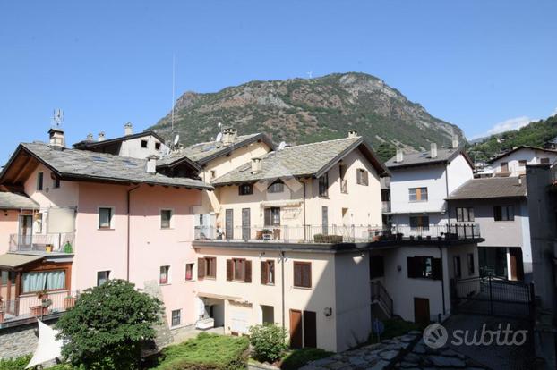 3 LOCALI A CHÂTILLON