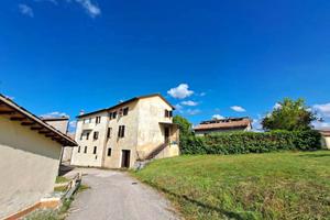 Casa indipendente di 210 m² con 5 locali a Foligno