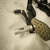 Pedane Rizoma z750 2004 - 2006