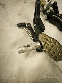 Pedane Rizoma z750 2004 - 2006